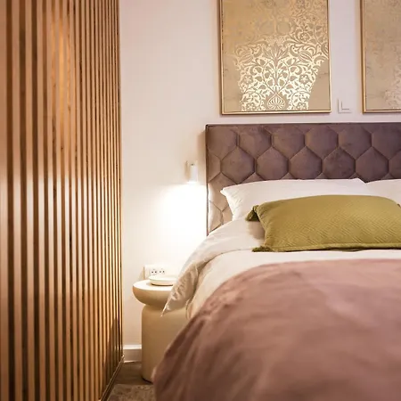 Charming In Center * זאדאר