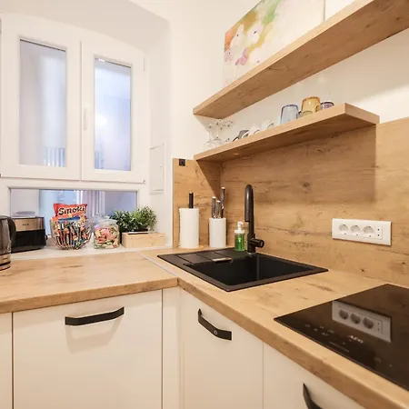 Charming In Center זאדאר