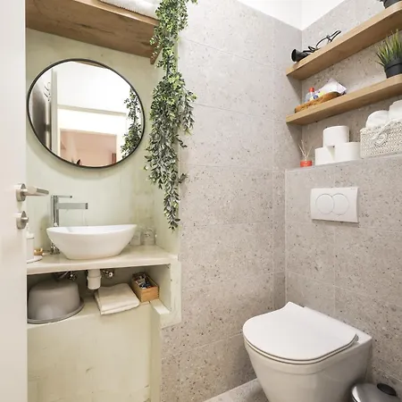 Charming In Center * זאדאר